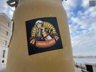 Nelle vicinanze campeggia anche una simpatica rivisitazione dello stemma del Jagiellonia, formazione polacca, con tanto di birra alzata come trofeo. Il nome della squadra ricorda Sigismondo I Jagellone, re di Polonia nel 500 e marito della duchessa �barese� Bona Sforza